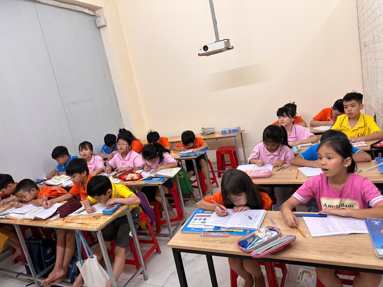 lớp dạy tiếng anh trung học tại dĩ an